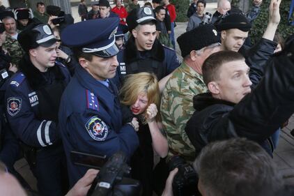 Simferopoli, le Femen protestano contro Putin 6