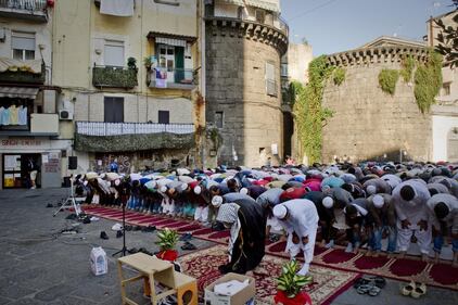 Napoli invasa: i musulmani festeggiano Allah 16