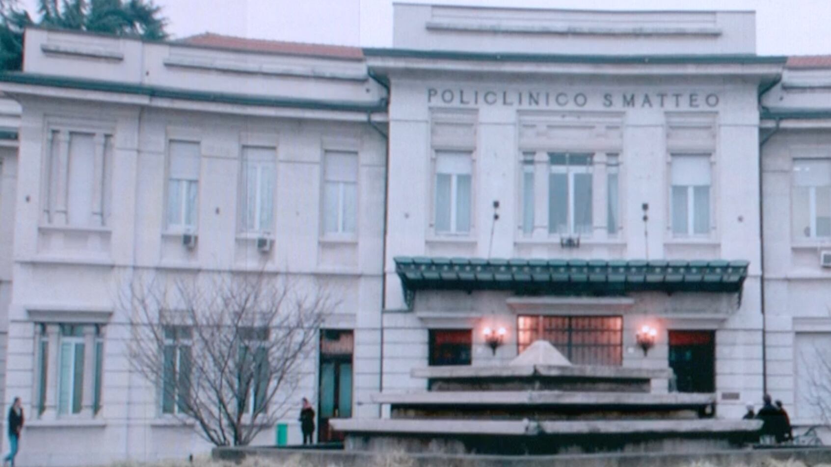 Si arrampica sul condizionatore e vola giù dal balcone. Morto bimbo di 18 mesi a Pavia
