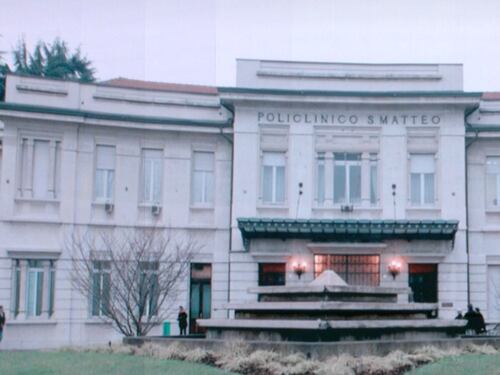 Si arrampica sul condizionatore e vola giù dal balcone. Morto bimbo di 18 mesi a Pavia
