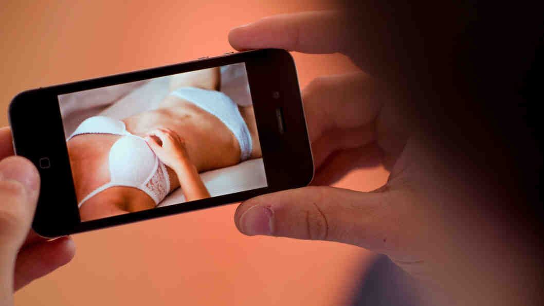 Guardava porno in orario di ufficio: annullata la sospensione del carabiniere