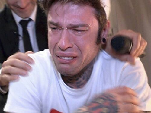 Lo scherzo crudele di J-Ax a Fedez mentre il rapper scoppia in lacrime