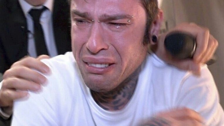 Lo scherzo crudele di J-Ax a Fedez mentre il rapper scoppia in lacrime