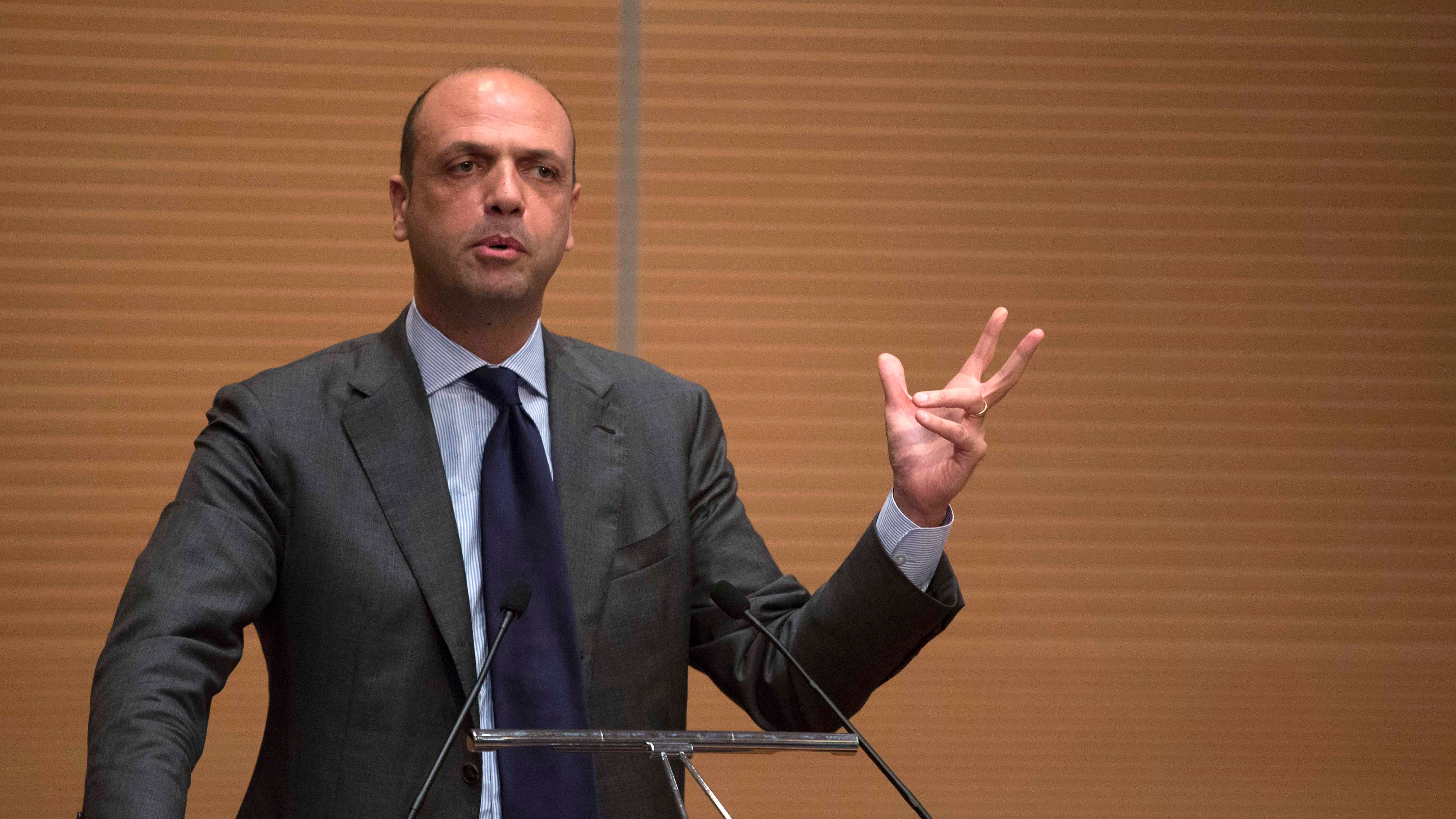 Odevaine vuota il sacco: "Con il business profughi gli alfaniani beccano i voti"