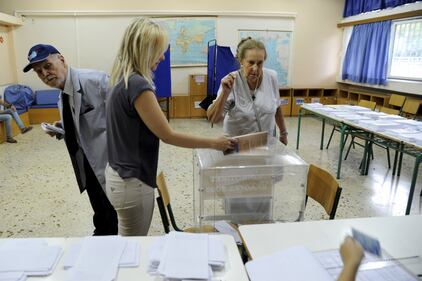 Il popolo greco al voto. Anziani e bambini alle urne per un nuovo governo 13