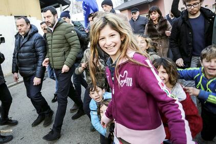 Torino, Salvini circondato dai bambini rom 6
