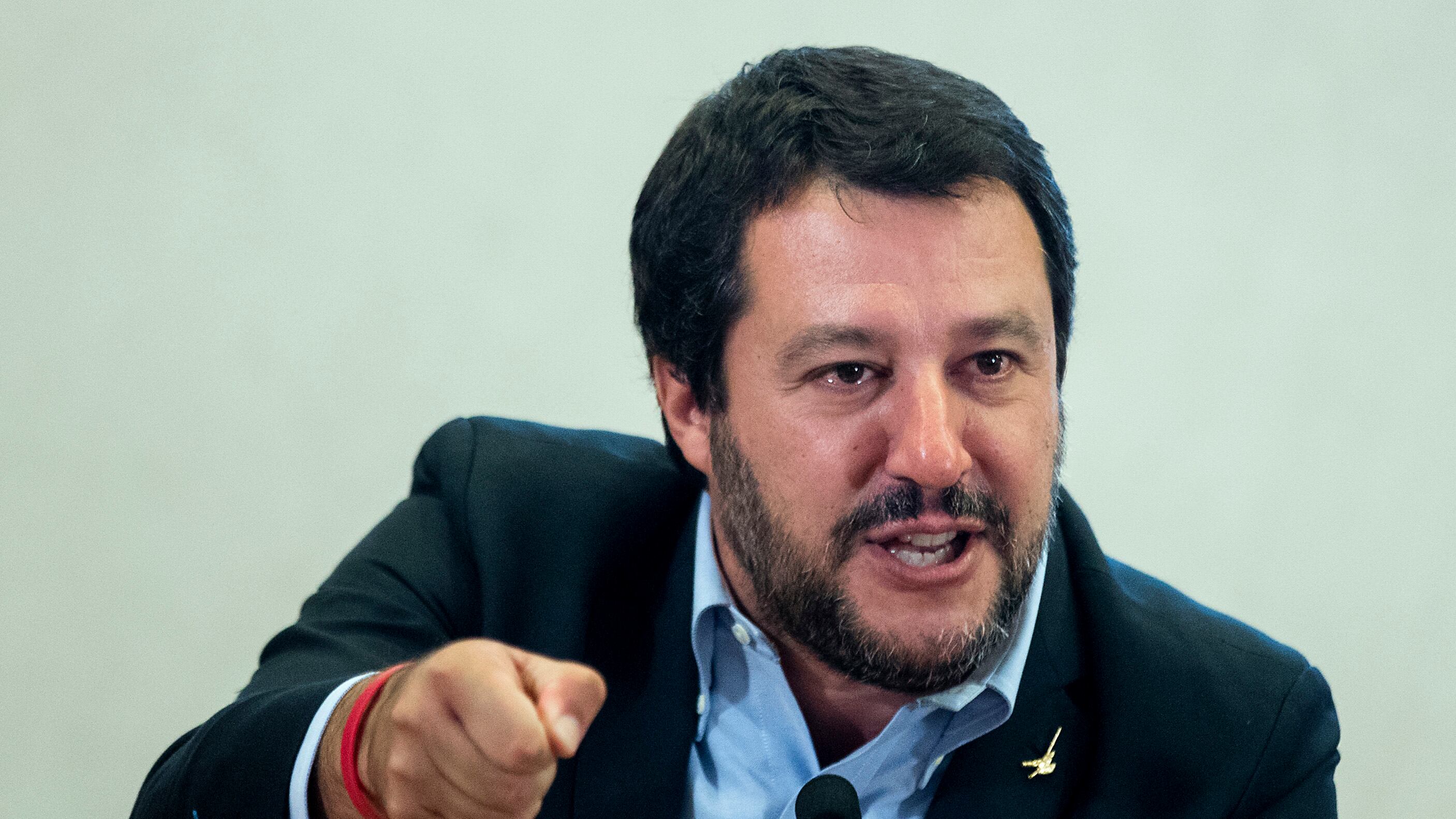 Migranti, l'allarme di Salvini: "Torna la tubercolosi in Italia"