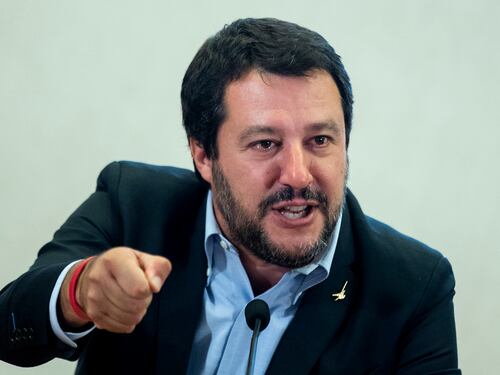 Migranti, l'allarme di Salvini: "Torna la tubercolosi in Italia"
