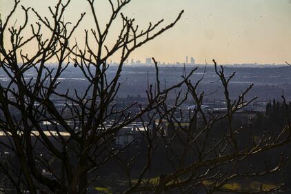 Bergano, lo skyline di Milano ben visibile dalle mura di città alta 6