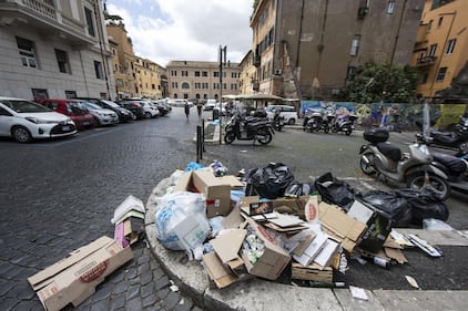 Roma, sciopero rifiuti: il disagio per le vie della città 13