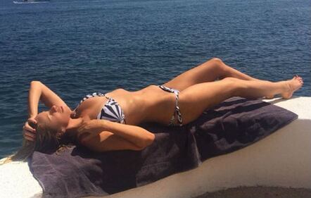 Alessia Marcuzzi sensuale in top e collant nero 12