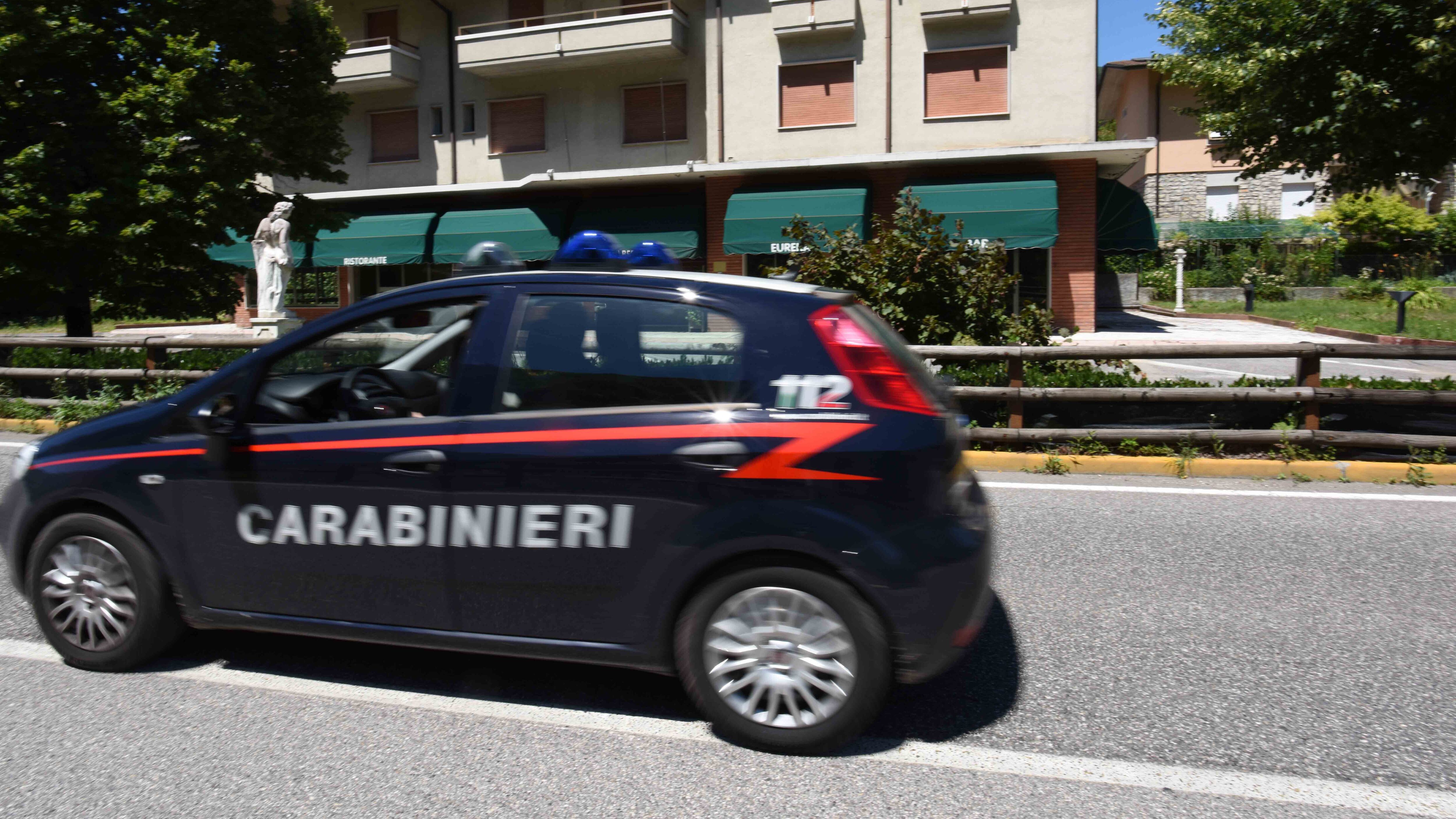 Firenze, una delle ragazze ha ripreso il carabinieri: "Bastardo"