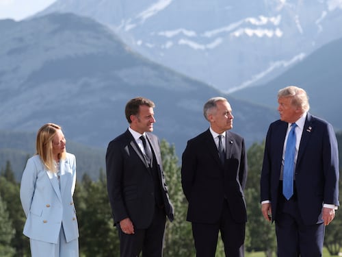 Trump contro Macron. "Non sa di cosa parla, non ci azzecca mai e spaccia fake news"