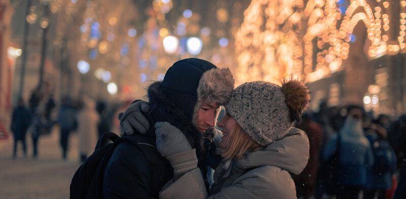 Ragazzi che festeggiano Capodanno in piazza
