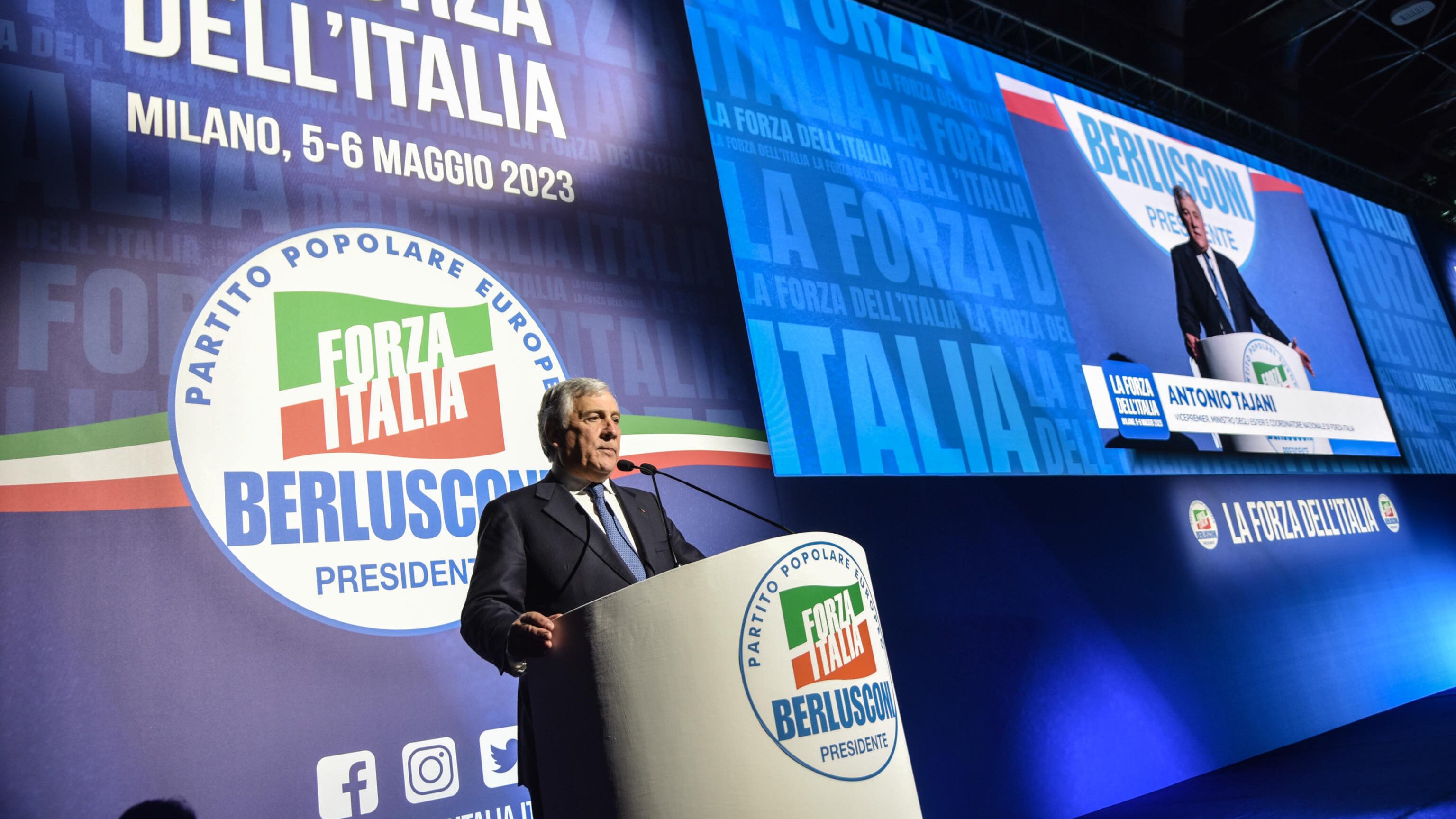 Oltre 1.500 al raduno Fi (tantissimi under 25) aspettando Berlusconi