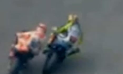 La fotosequenza dello scontro tra Rossi e Marquez 4