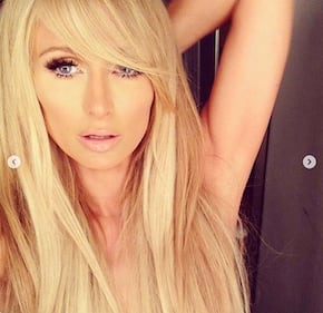 Paris Hilton hot, topless per il Selfie Day 15