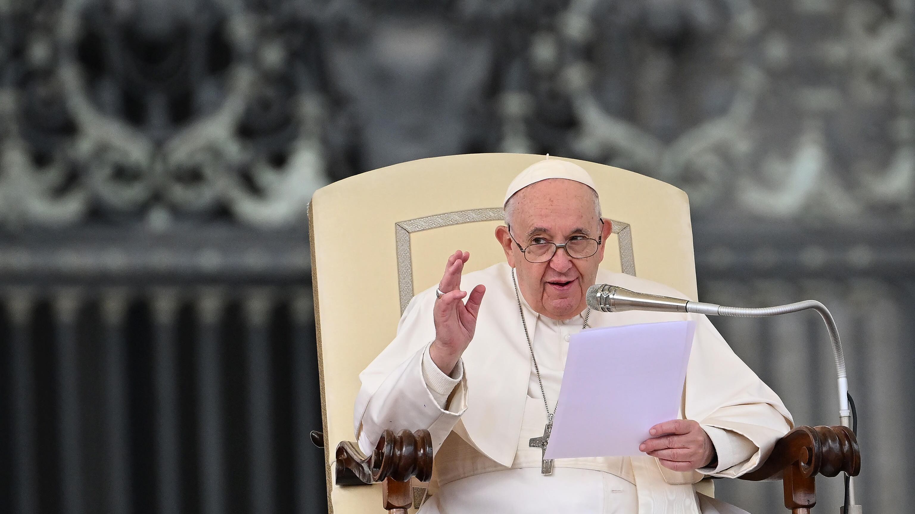 Il Papa a Messa in sedia a rotelle: "Quante guerre e dignità calpestate..."