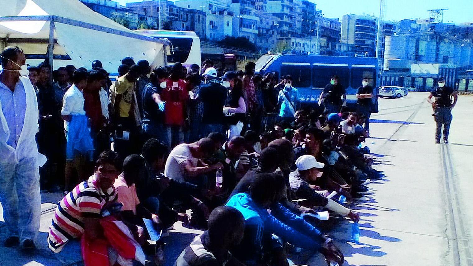 L'Ordine dei giornalisti censura anche le parole: vietato dire clandestino