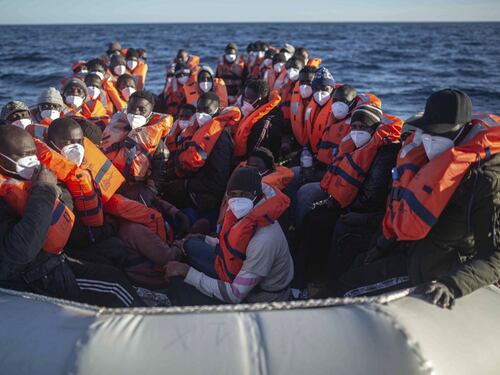 Altri cinquecento arrivi a Lampedusa. "Sull'isola scoppia la bomba sanitaria"