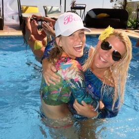 Bar Refaeli, addio al nubilato in piscina 3