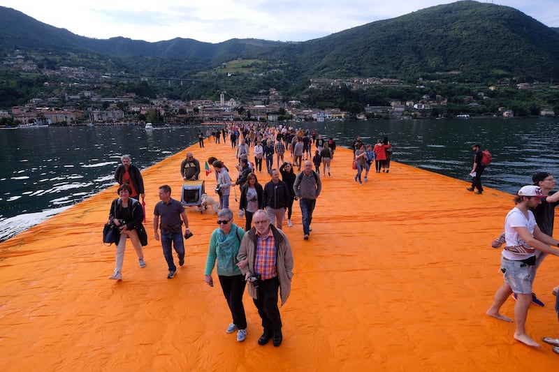 La passerella dorata di Christo che fa camminare sulle acque 14