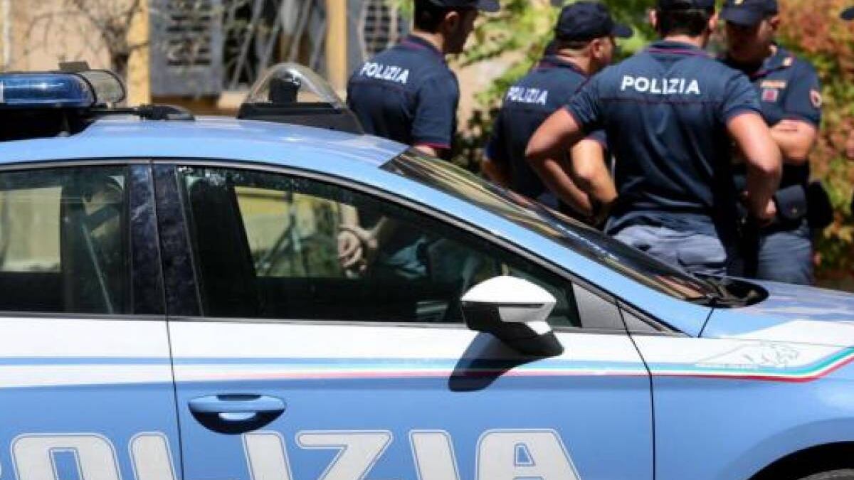 Tenta di rubarle il cellulare e viene presa a pugni: aggressione choc contro donna incinta