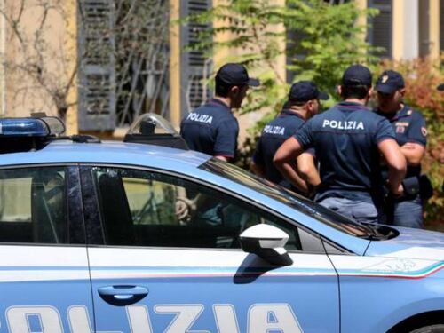 Tenta di rubarle il cellulare e viene presa a pugni: aggressione choc contro donna incinta