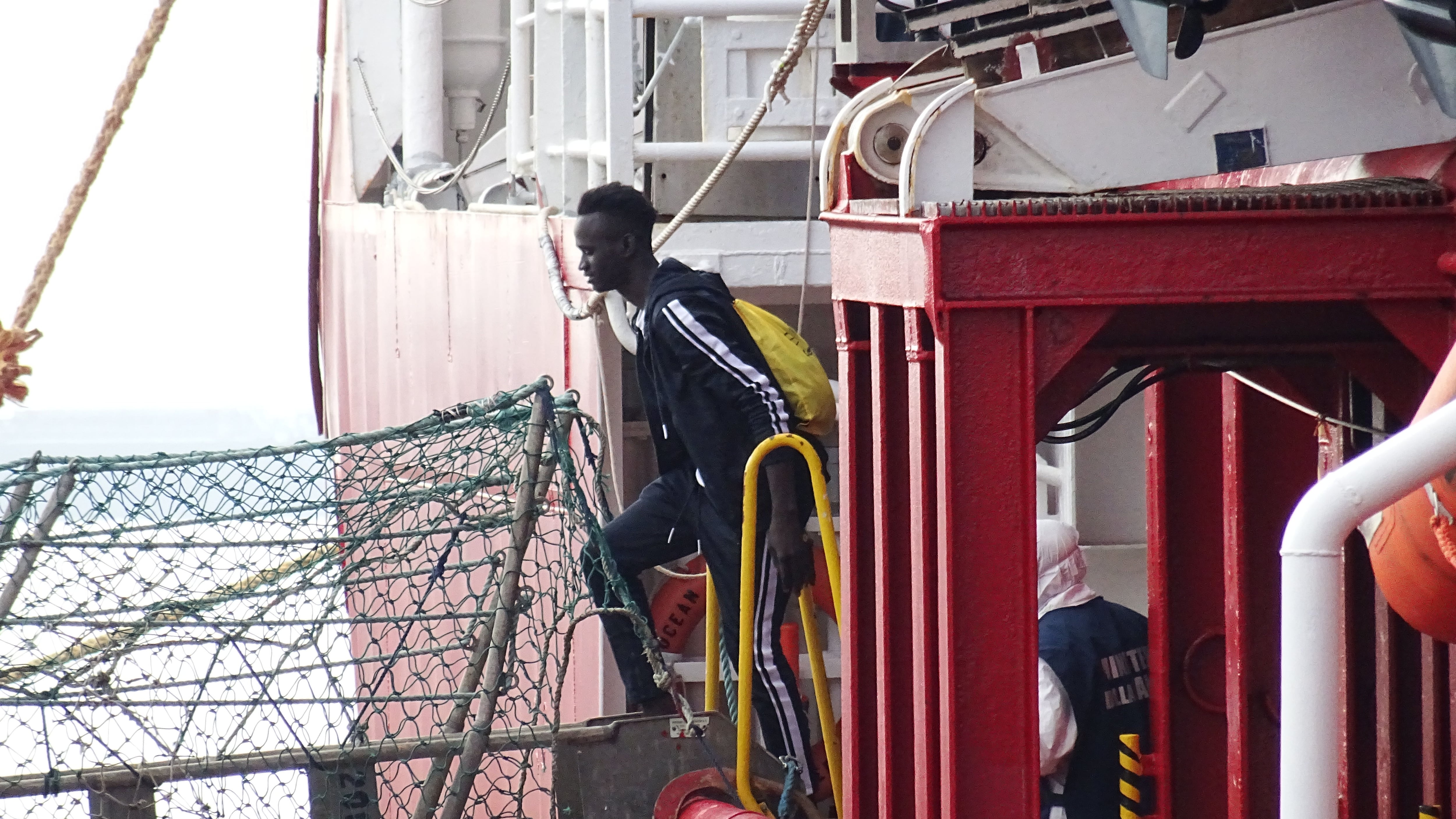Migranti, sindaco 5S pugnala Conte&Co: "Radical chic venite al porto..."