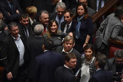 La Boschi vota: tacchi alti e abito strizzatissimo 4