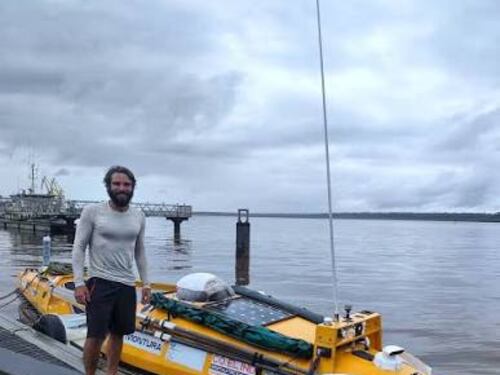 Attraversa l’Oceano Atlantico con una barca a remi in 37 giorni