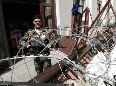 Lugansk, i soldati scaricano le schede per il referendum 6