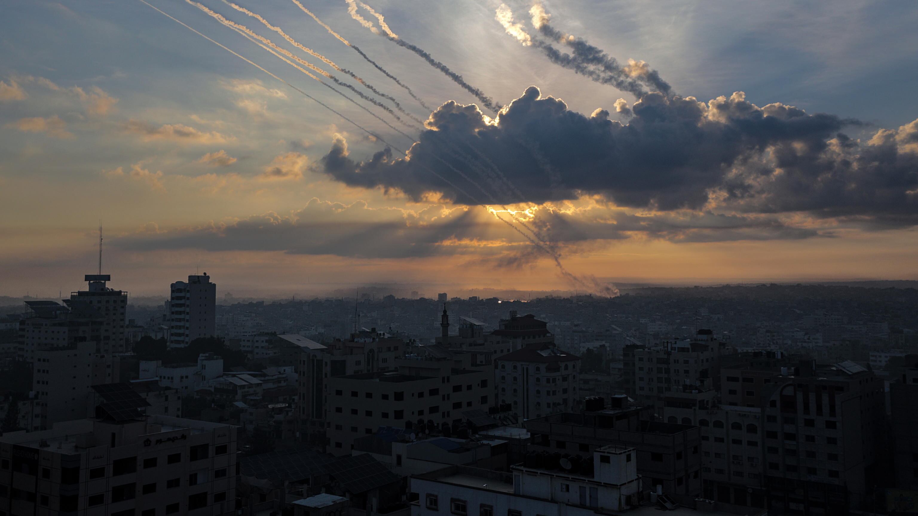 Raid, violenze sulle donne e missili: il giorno più lungo di Israele