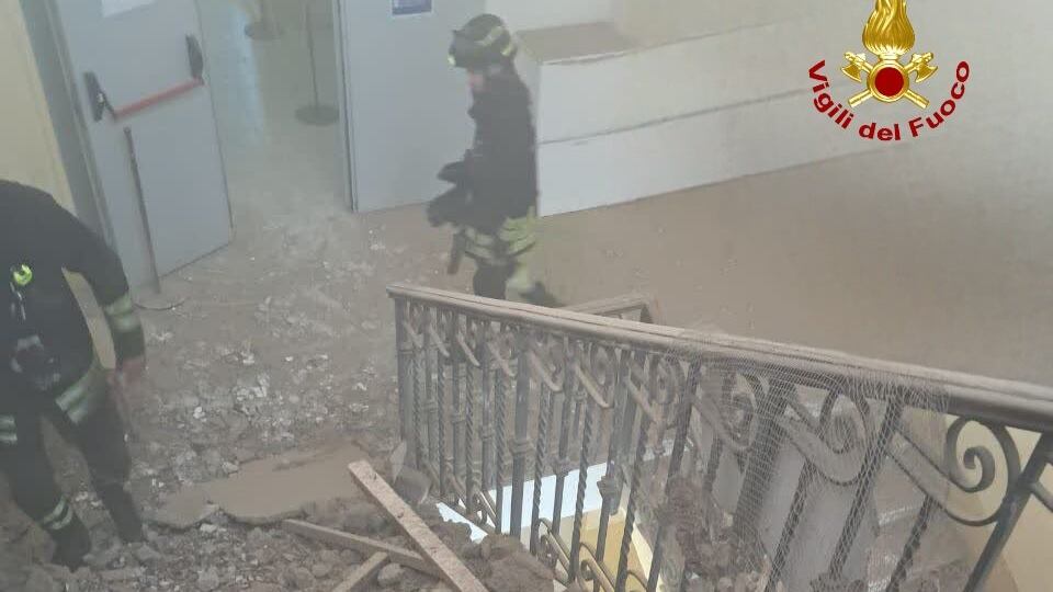 Paura in una scuola di Roma, crolla il soffitto: studenti fatti evacuare, alcuni sono stati soccorsi