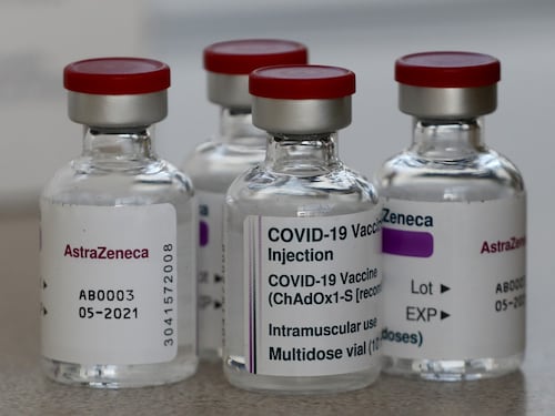 "Fiducia in AstraZeneca. Le varianti aumenteranno, sì all'idea della terza dose"