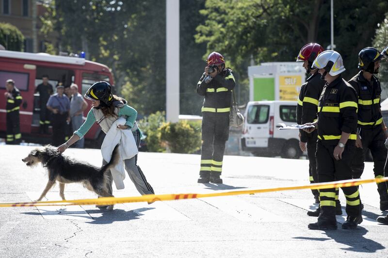 Roma, i vigili del fuoco salvano il cane Billo 6