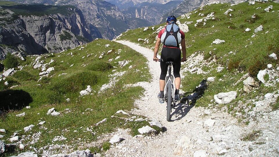 Livigno, bimbo di 10 anni cade dalla bici in montagna