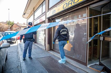 Entrano armati di coltello e rapinano un "Compro Oro": feriti tre anziani 1