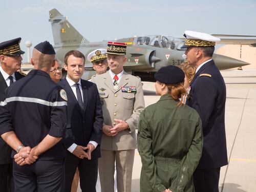 Macron mette le mani sulla Libia. Forza Italia: "È il fallimento di Gentiloni"