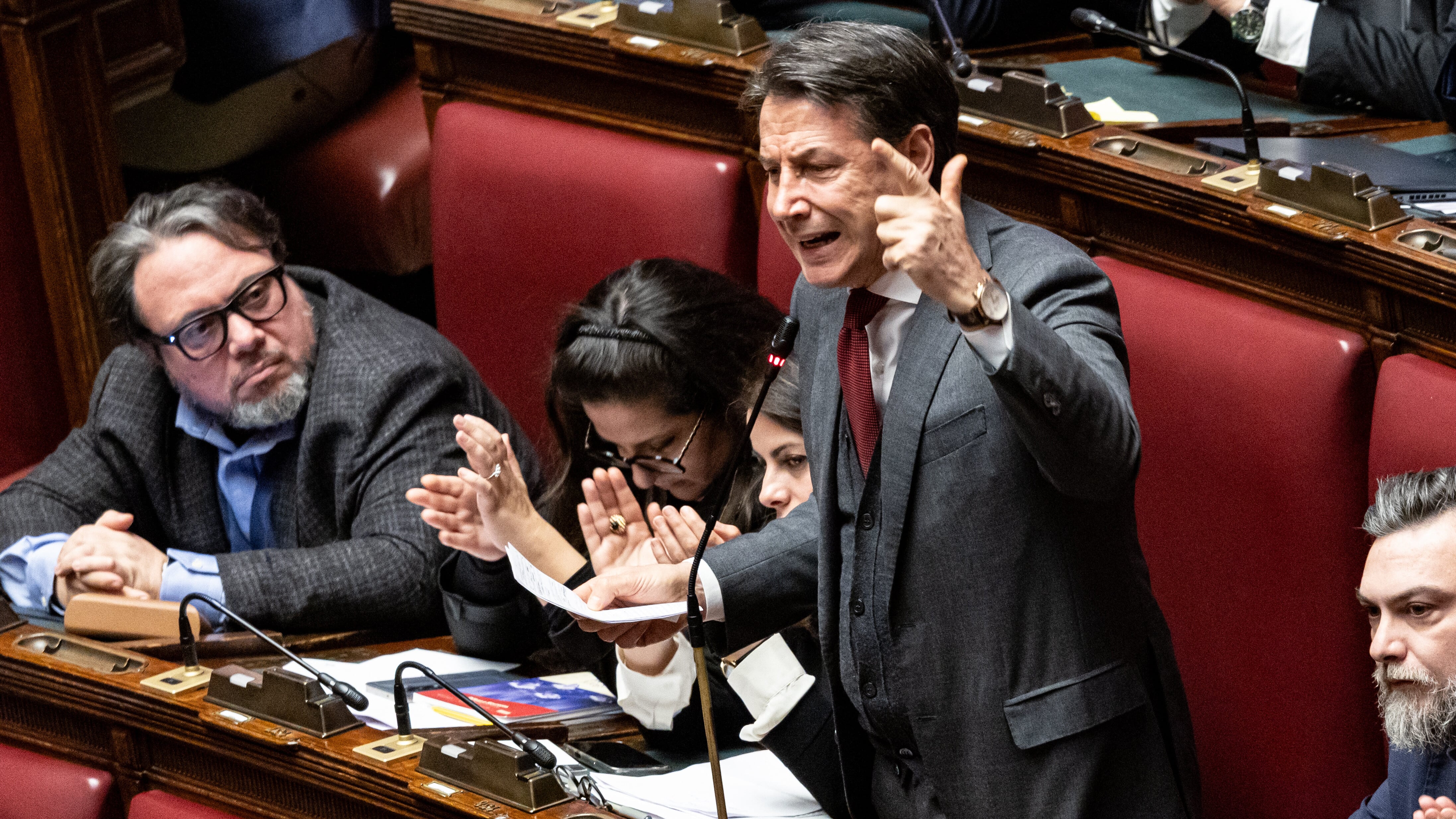 Sicurezza, pugno di Conte. Ma il governo incassa il sì