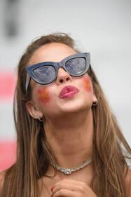 Italia-Spagna: ecco le tifose sexy sugli spalti 3