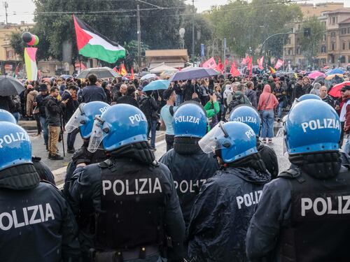 Mattarella solidale con gli agenti feriti