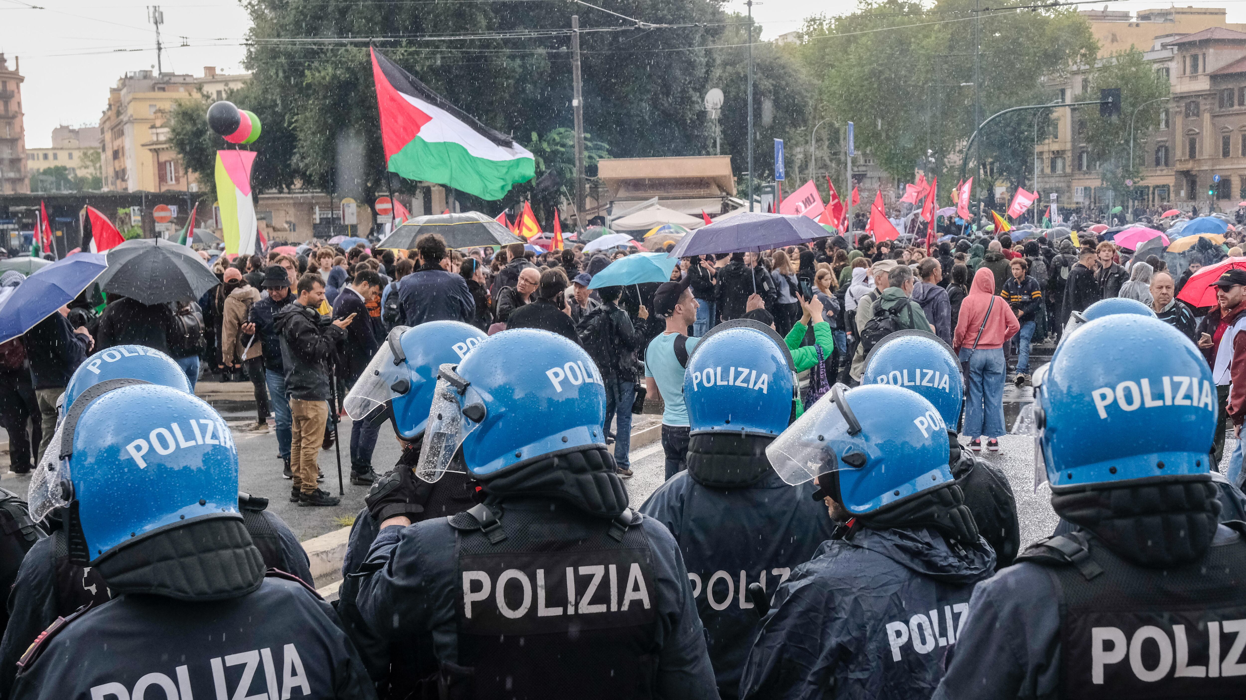 Mattarella solidale con gli agenti feriti