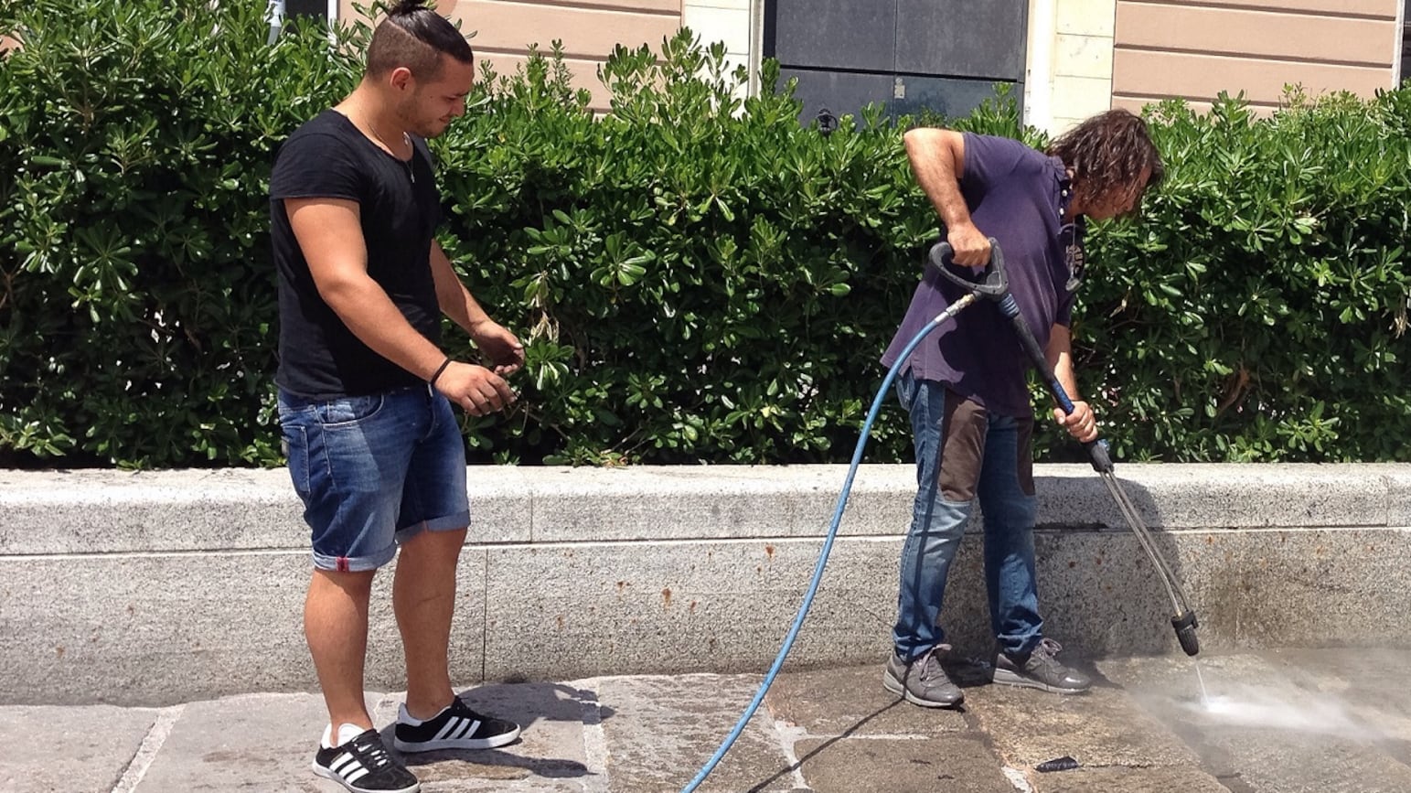 Genova, piazza De Ferrari inagibile per la cera degli anti-vaccini