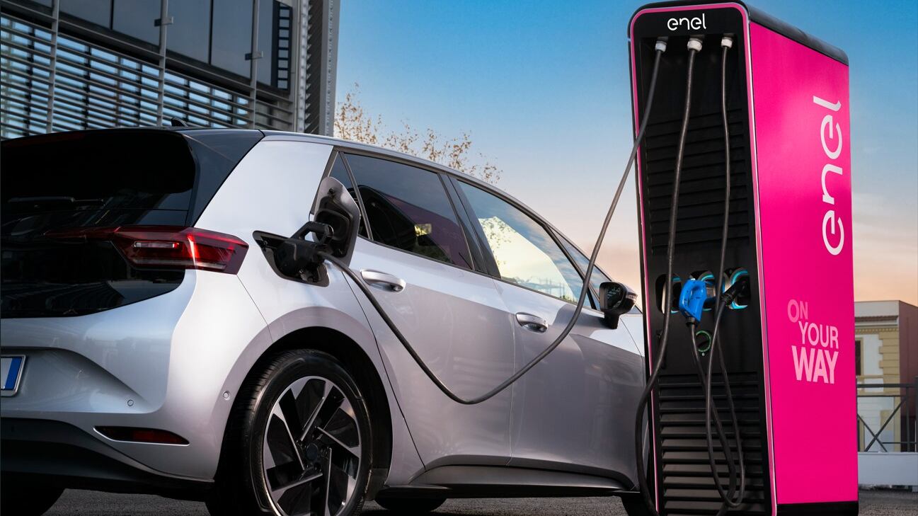 Plug&Charge, la ricarica elettrica Enel diventa immediata: colleghi il cavo e il gioco è fatto
