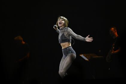 Alessandra Amoroso in tour, i look della cantante sul palco 4