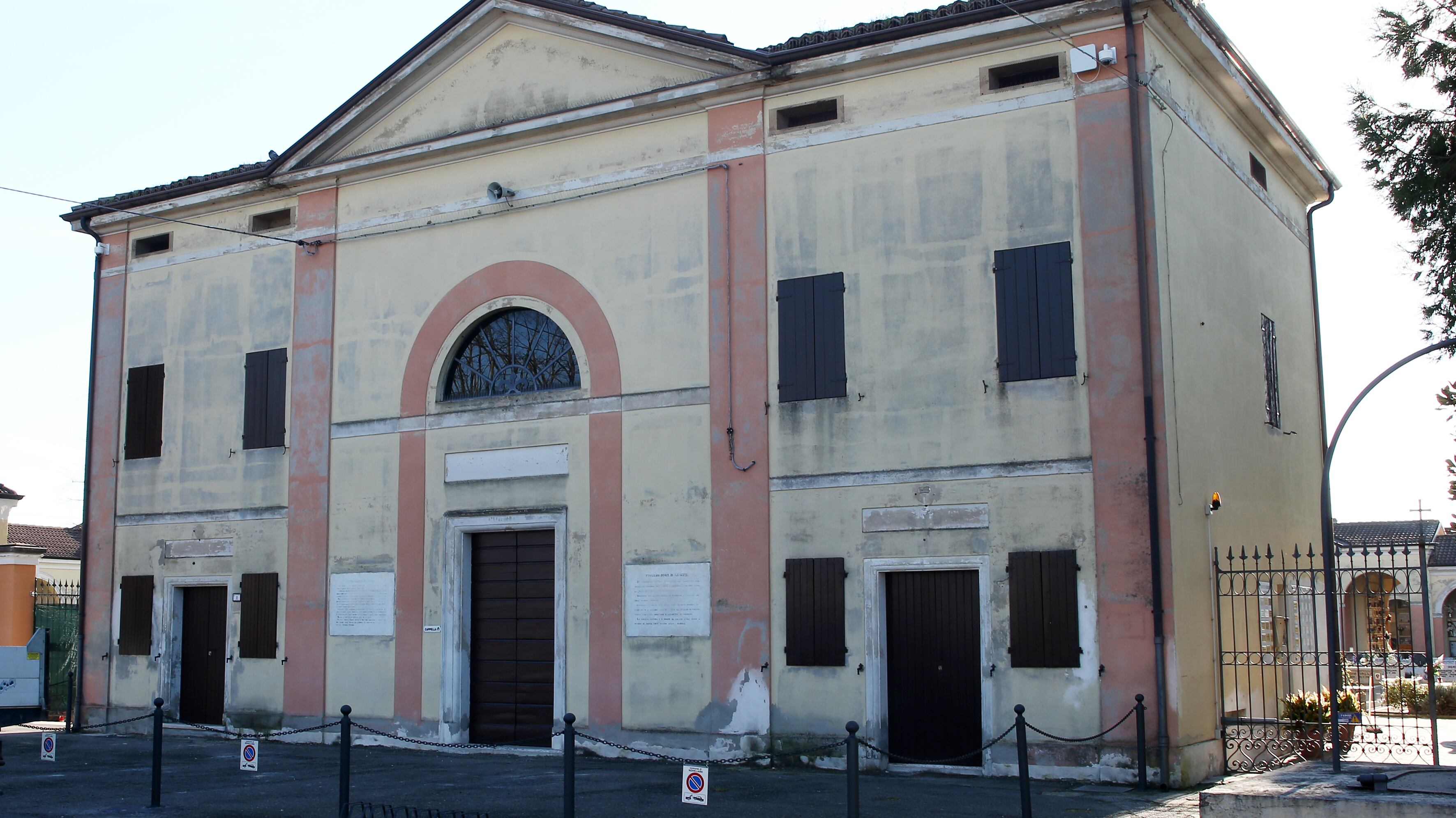 Quel sagrato vuoto per l'addio a Saman