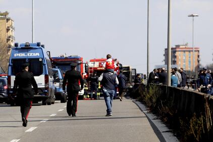 Dà fuoco a un autobus nel milanese: il rogo in strada 9