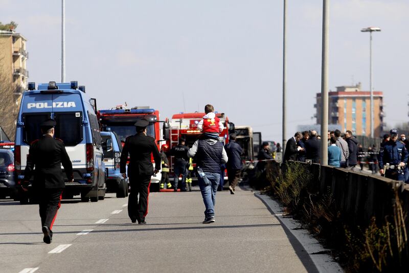 Dà fuoco a un autobus nel milanese: il rogo in strada 9