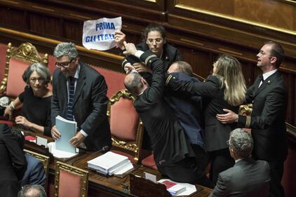 Ius soli, la Lega occupa i banchi del governo: è bagarre 8